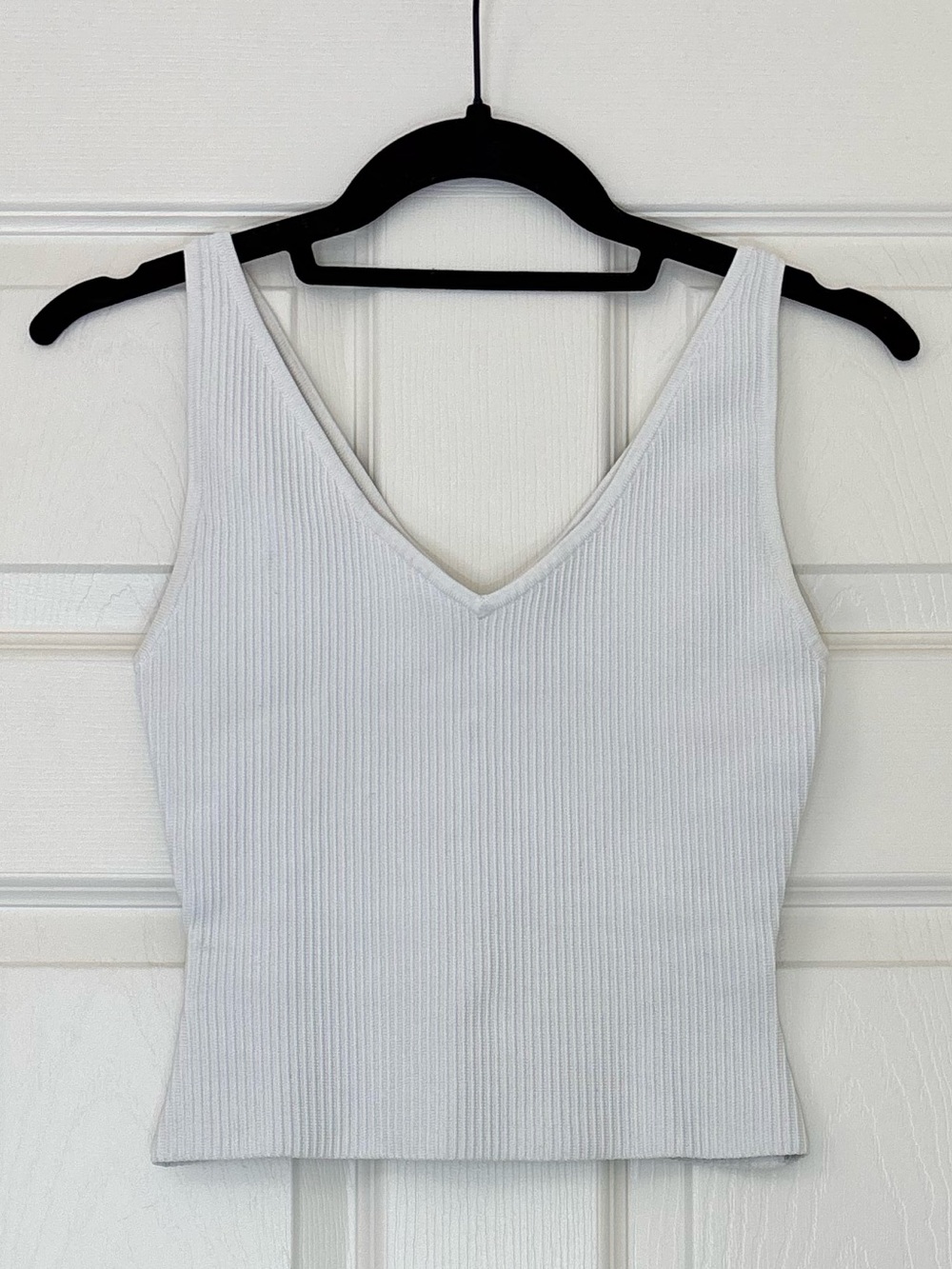 Babaton Aritzia Sculpt Knit Ribbed V Neck Tank Top